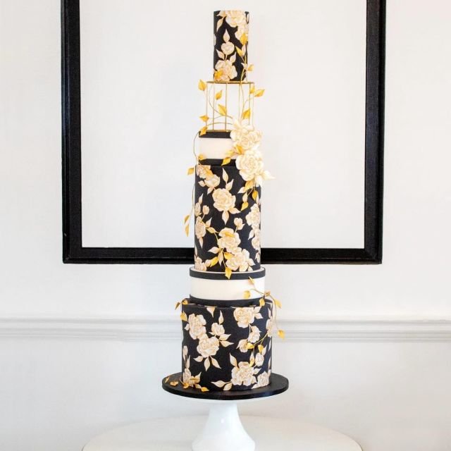 How stunning is this 3 tier creation by my talented friend @emilyhankinscakes ? This striking black and gold design was inspired by a Chanel headscarf! Emily really can take any vision and make it happen. I can also personally vouch they also taste amazing! 🍰
